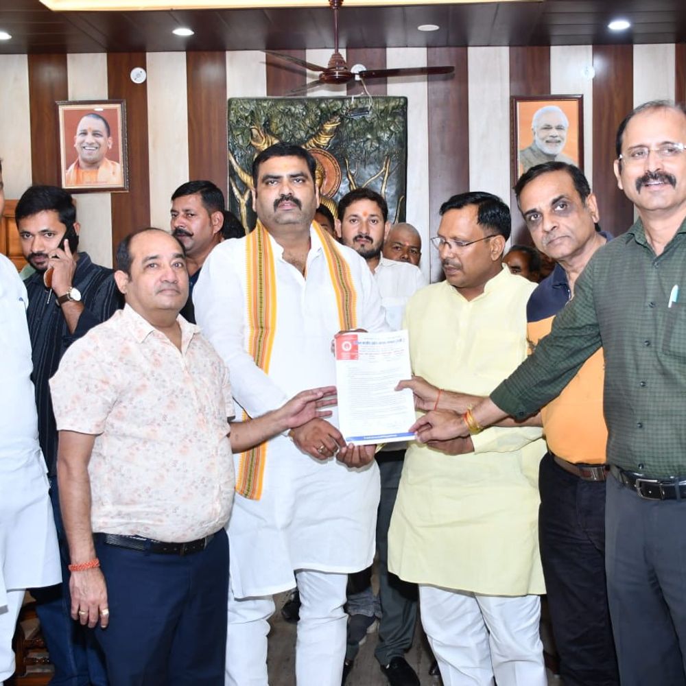संतकबीरनगर में व्यापारियों ने उठाई MDR सीमा बढ़ाने की मांग:2 हजार की जगह ₹10 हजार तक लेनदेन पर छूट देने के लिए PM के नाम सौंपा ज्ञापन