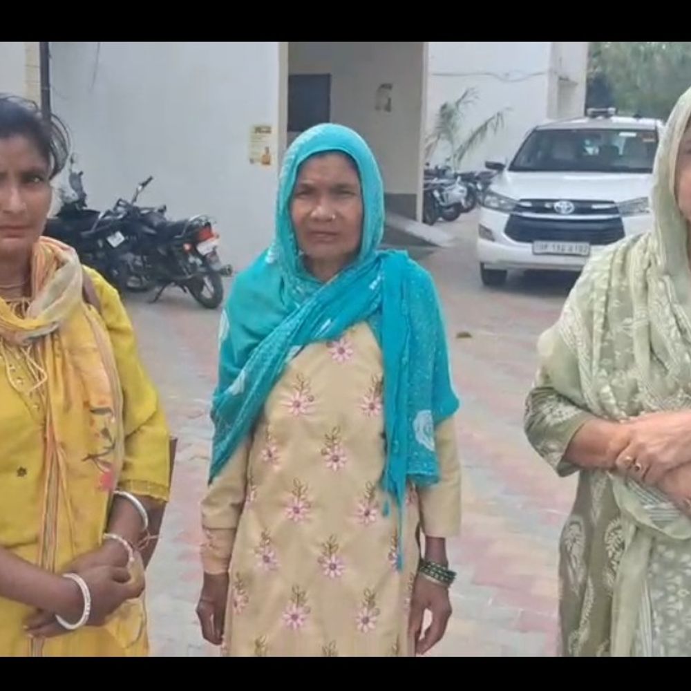 महिलाओं से सरकारी योजनाओं के नाम पर लाखों की ठगी:शामली में दो गांवों की महिलाओं से फॉर्म भरवाकर 15 लाख रुपये हड़पे, एसपी से शिकायत की