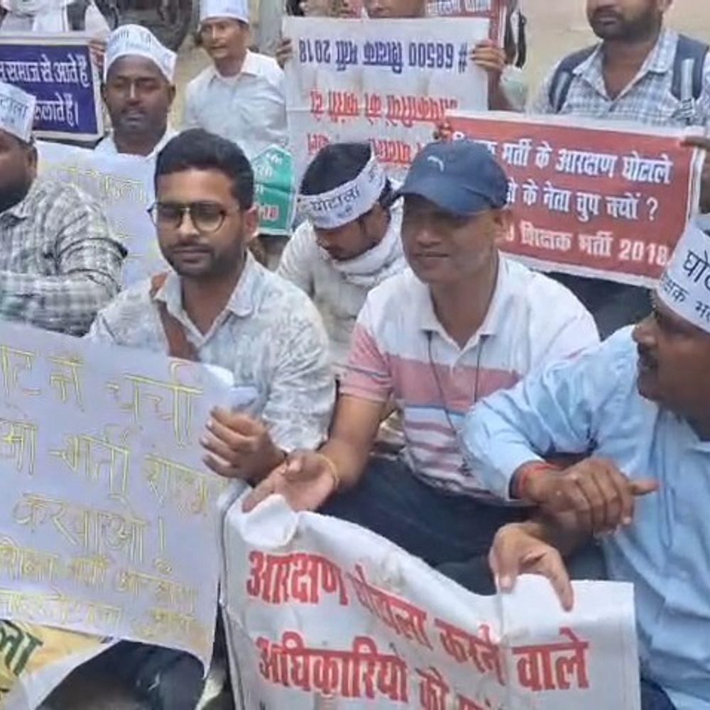 लखनऊ में 68500 शिक्षक भर्ती अभ्यर्थियों का प्रदर्शन:मंत्री संजय निषाद का आवास घेरा , नियक्ति कि मांग पर अड़े