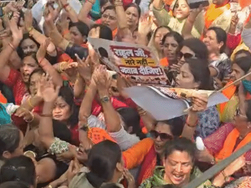 लखनऊ में भाजपा महिला मोर्चा ने कांग्रेस कार्यालय घेरा:बैरिकेडिंग पर चढ़ीं, बोलीं- बच्चों को रोजगार नहीं, वैकेंसी नहीं