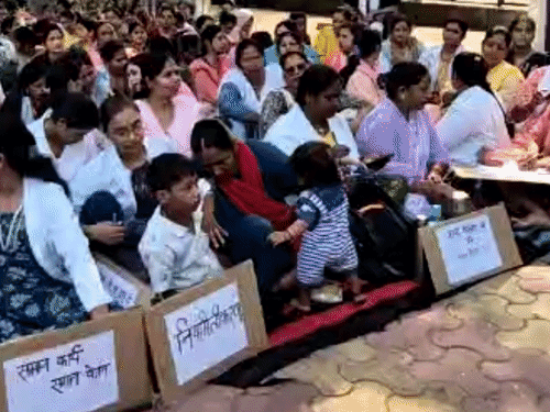 एनएचएम कर्मचारियों ने तीसरे दिन भी दिया धरना:गोद में बच्चे लेकर पहुंचीं महिला कर्मी, बोलीं- न सम्मान, न समान वेतन