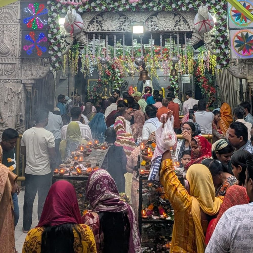मेरठ में शारदीय-नवरात्र के पहले दिन उमड़ी भक्तों की भीड़:मंदिरों में सजावट और मां के दिव्य श्रृंगार ने मोहा मन