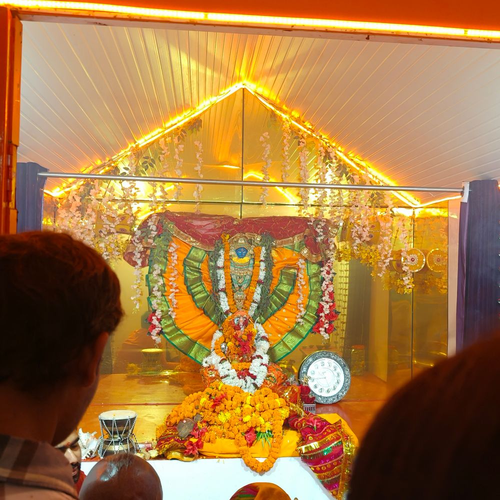 नवरात्र के पहले दिन मंदिरों में गूंजे जयकारे:घर-घर विधि-विधान से हुई कलश स्थापना, देवी मंदिरों में उमड़ी भक्तों की भीड़