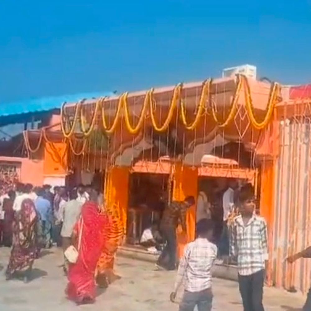 अमेठी के कालिकन धाम में उमड़ा श्रद्धालुओं का सैलाब:शारदीय नवरात्रि पर हजारों भक्त पहुंचे, एसपी ने भी दर्शन कर सुरक्षा जांची