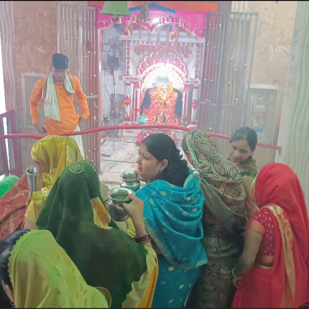 नवरात्र के दूसरे दिन मंदिरों में उमड़ी श्रद्धालुओं की भीड़:जयकारों से गूंजे शक्तिपीठ, भक्तों ने मां के चरणों में टेका माथा