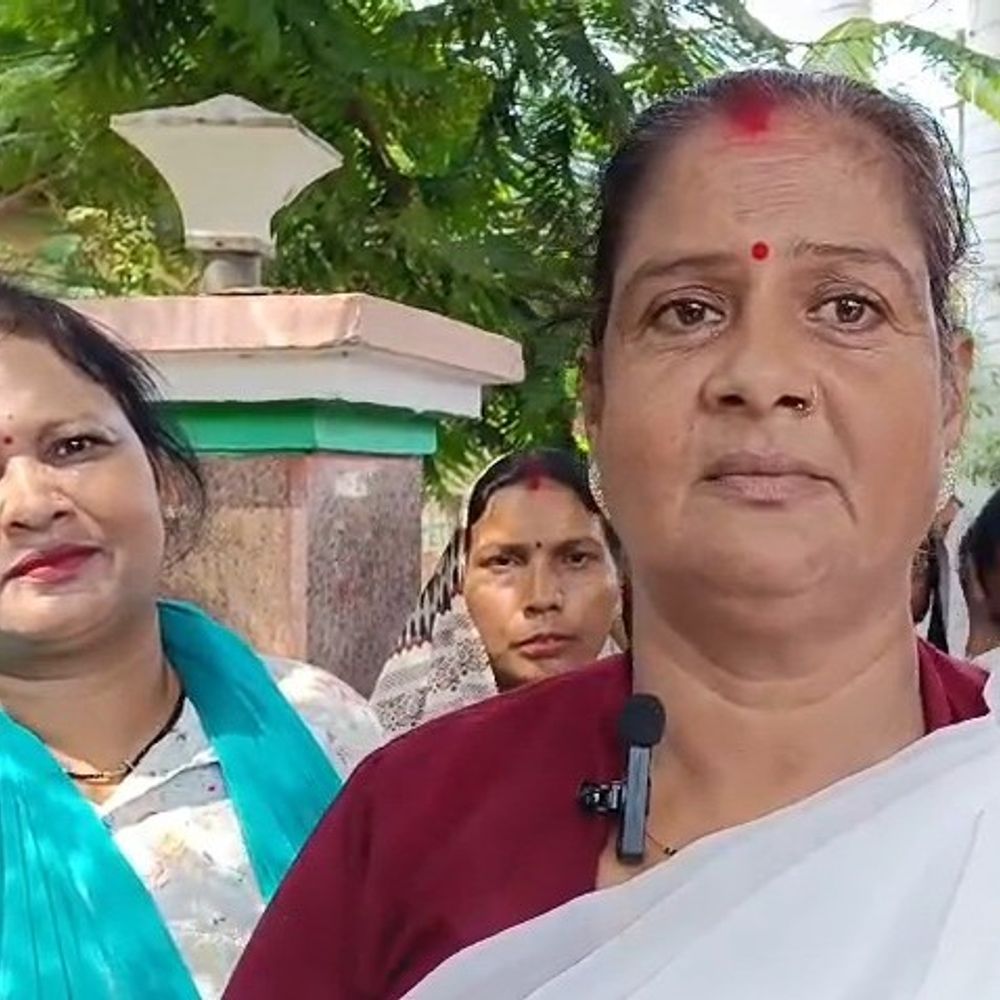 आशा कार्यकर्ताओं पर मानदेय और 24 घंटे काम का दबाव:गाजीपुर में डीएम को सौंपा ज्ञापन, आज से कार्य बहिष्कार का ऐलान