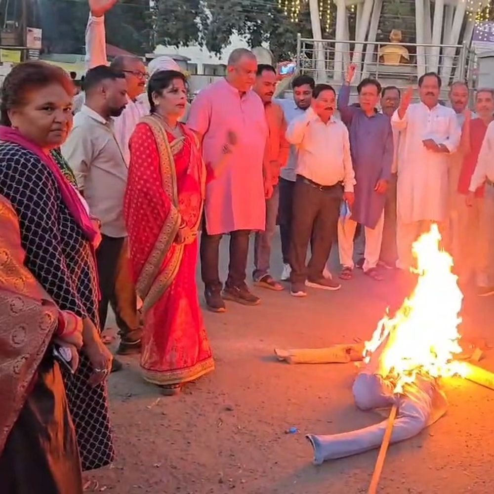 सांसद के विरोध में भाजपा महिला मोर्चा ने पुतला फूंका:यौन उत्पीड़न के आरोपों पर इस्तीफे और कार्रवाई की मांग