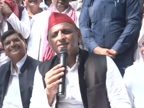 अखिलेश बोले- आजमगढ़ में विकास यादव के नाम 10 वोट:BJP की 'चार सौ बीसी' नहीं चलने देंगे, चाचा के साथ लोहिया को श्रद्धांजलि दी