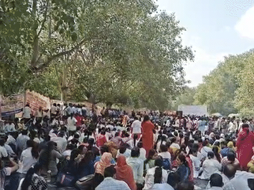लखनऊ में NHM कर्मियों का बड़ा प्रदर्शन:परमानेंट करने की मांग को लेकर 75 जिलों के कर्मचारी जुटे, ईको गार्डन में धरना