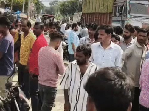 शाहजहांपुर में प्रेम प्रसंग को लेकर हंगामा:युवती के साथ शादीशुदा युवक पकड़ा गया, घर वालों और हिंदू संगठन के लोगों ने पुलिस को सौंपा