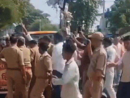 कांग्रेस कार्यालय के बाहर राहुल गांधी का पुतला फूंका:भाजपाइयों और पुलिस के बीच धक्का-मुक्की, जमकर नारेबाजी भी हुई