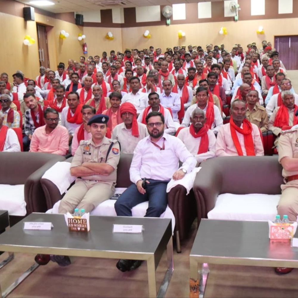 झांसी में ग्राम प्रहरियों का सम्मान:SSP बोले-सरकार ने पुलिस के सहयोगियों का मनोबल बढ़ाया, अपराध रोकने में मिलेगी मदद