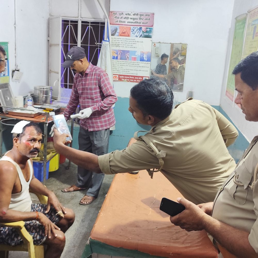 कोंच में आवारा मवेशी से टकराई बाइक, दो मजदूर घायल:कैलिया बाईपास पर हुआ हादसा, उरई मेडिकल कॉलेज रेफर किया