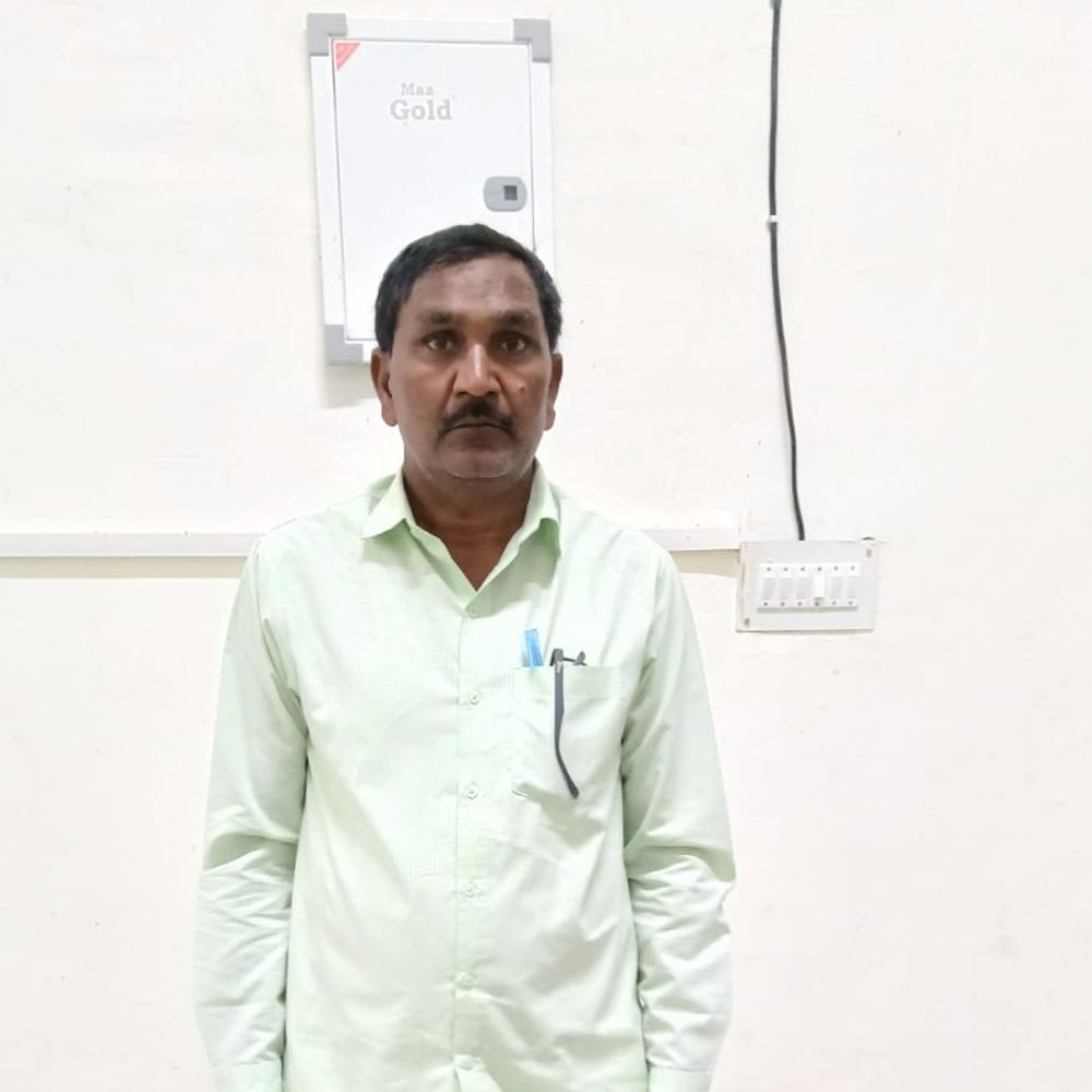 देवरिया में छात्राओं से दुर्व्यवहार के आरोप में शिक्षक गिरफ्तार:बीएसए ने निलंबित किया, सूचना देने में देरी पर BEO को नोटिस