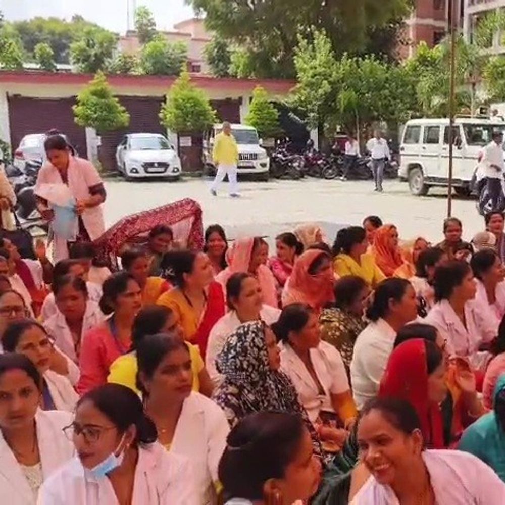 कुशीनगर में स्वास्थ्यकर्मियों की हड़ताल से सेवाएं प्रभावित:102 डॉक्टर हड़ताल पर रहेंगे, मेडिकल कॉलेज पहुंच रहे मरीज परेशान