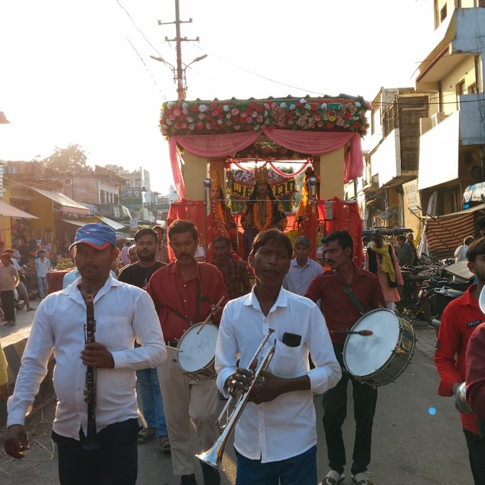 श्रीराम-सीता मिलन की झांकी, श्रद्धालुओं की भीड़ उमड़ी:प्रतापगढ़ में धनुष यज्ञ व फुलवारी लीला में जगह-जगह पुष्पवर्षा