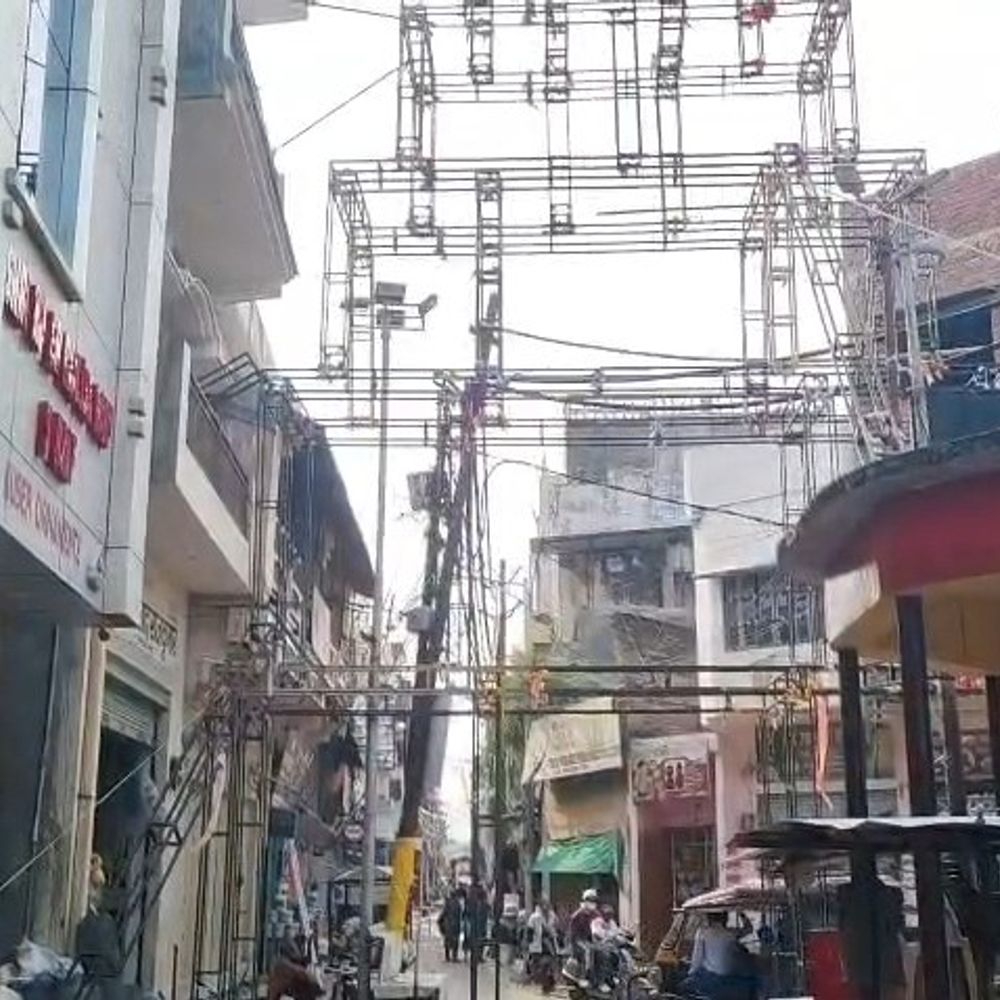 गाजीपुर के दुर्गा पंडालों में करंट का डर:474 पंडालों में लोहे के ढांचों से खतरा, सिर्फ 11 को मिली फायर एनओसी