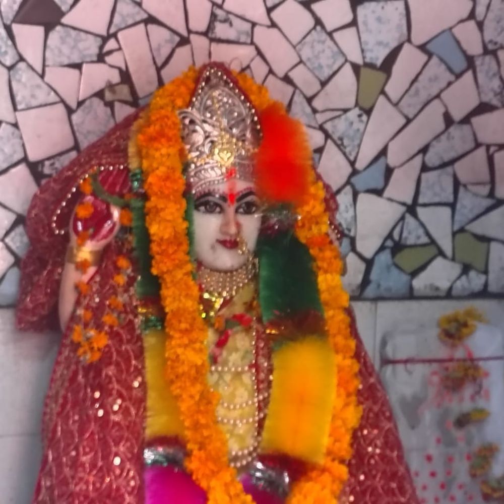 चंदौली में नवरात्र के चौथे दिन मां कुष्मांडा की पूजा:मंदिरों में सुबह से उमड़ी भीड़, भक्तों ने परिवार की सुख-समृद्धि की कामना की
