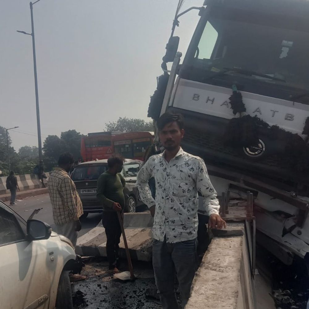 आगरा में डंपर ने छात्र को मारी टक्कर:हेलमेट से बची नीट छात्र की जान, डिवाइडर पर चढ़कर कार को टक्कर मारी; 2 घंटे लगा जाम