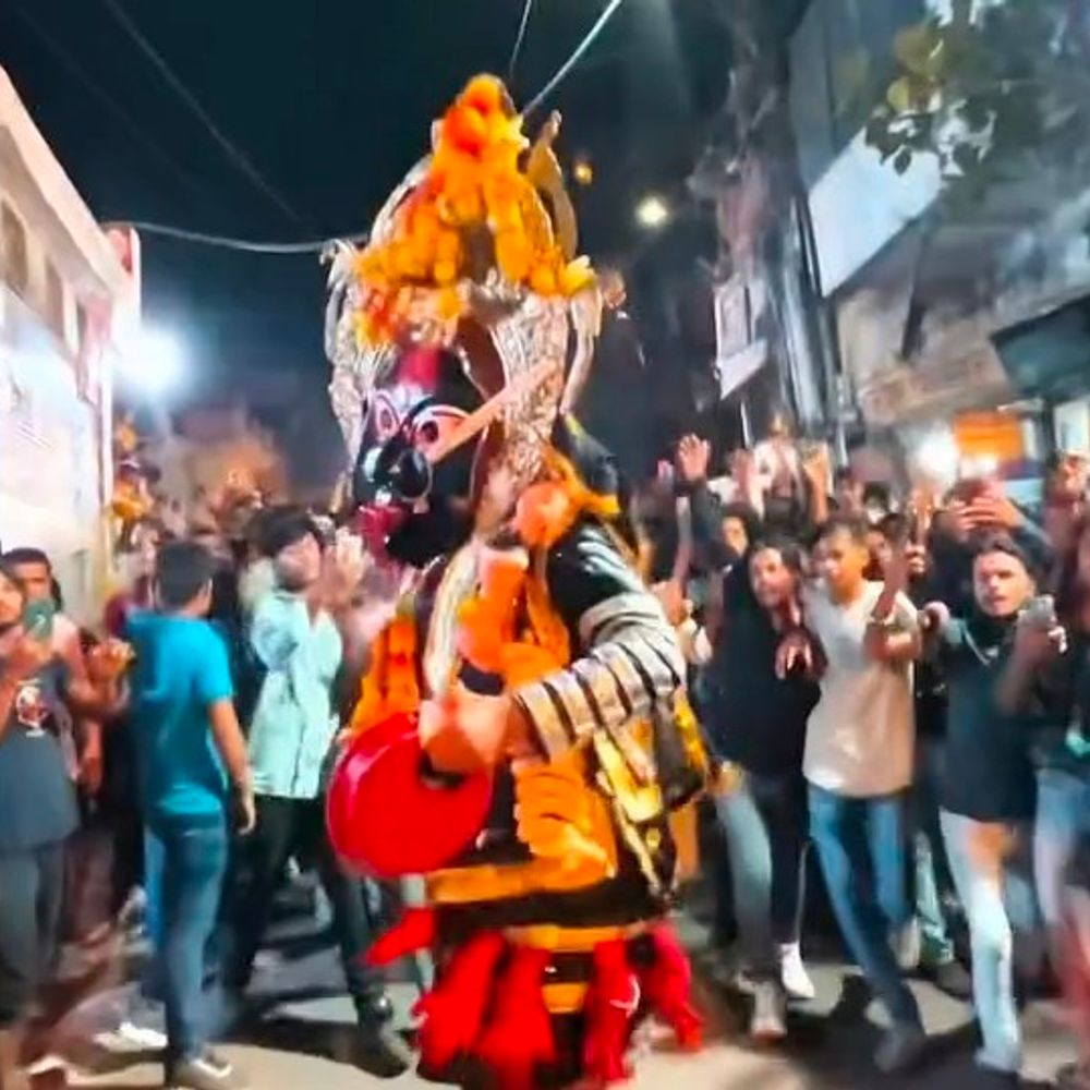 प्रयागराज में काली स्वांग के तीसरे दिन उमड़ी भीड़:खप्पर, मुंडमाला और भुजाली संग भक्तों को दिया आशीर्वाद; 200 साल पुरानी परंपरा