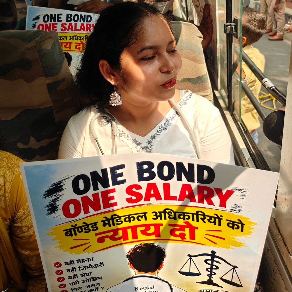 लखनऊ में बांडेड डाक्टरों का प्रदर्शन:सामान्य वेतन की मांग को लेकर सीएम आवास की तरफ बढ़े, ACP ने हाथ जोड़कर खत्म करवाया प्रदर्शन
