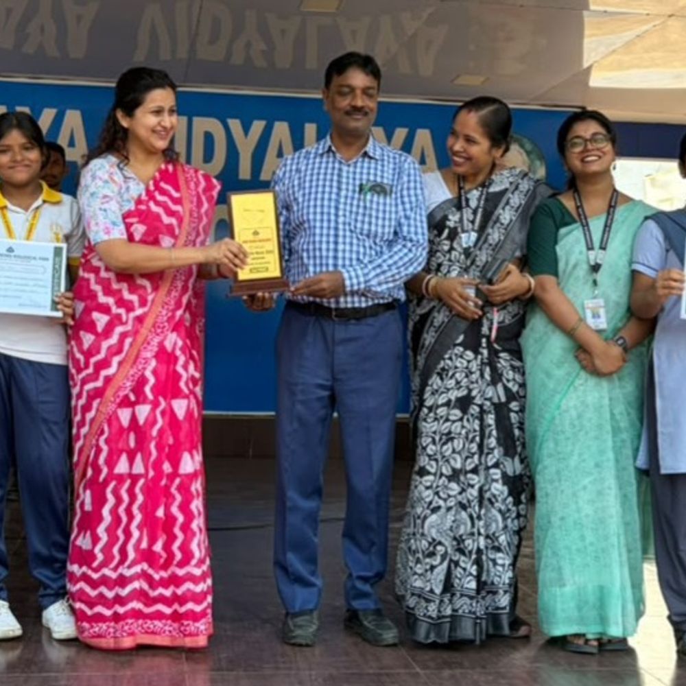 मेधावी विद्यार्थियों को किया गया सम्मानित