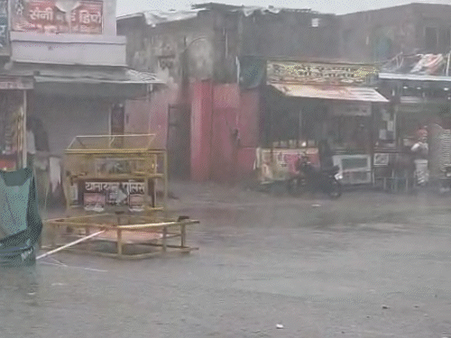 गोवर्धन में मूसलाधार बारिश, मौसम हुआ सुहावना:कई दिनों की उमस के बाद तापमान गिरा, किसानों को भी फायदा