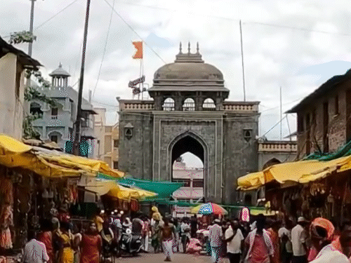तुलजा भवानी, पराक्रम शक्ति का रूप:साल में 21 दिन सिंहासन से दूर रहती हैं देवी, दशहरे पर गर्भगृह से बाहर आती है मूल प्रतिमा