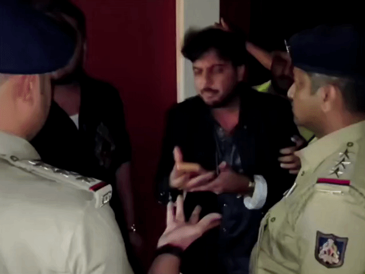 आंध्र प्रदेश कैडर के आईएएस विकास मरमट का ट्रांसफर:बेंगलुरु के पब में पुलिस से बदसलूकी के आरोप; डेवलपमेंट अथॉरिटी में प्रोजेक्ट डायरेक्टर थे