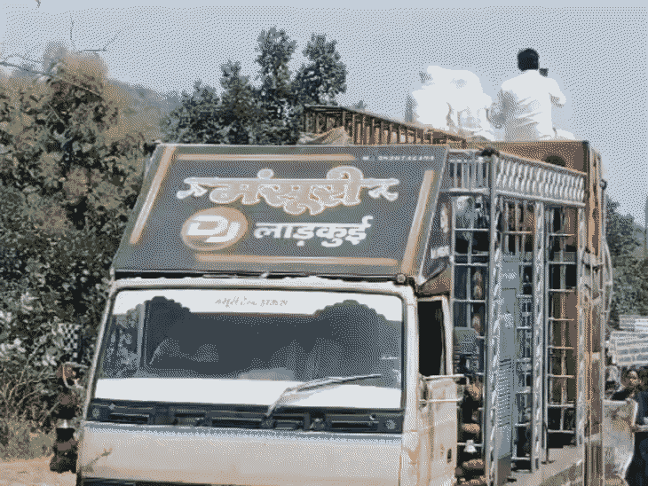 कोसमी के आदिवासियों का भोपाल तक पैदल मार्च:मकान-खेत उजाड़ने का आरोप; मुख्यमंत्री से मिलकर अपनी पीड़ा बताने की तैयारी