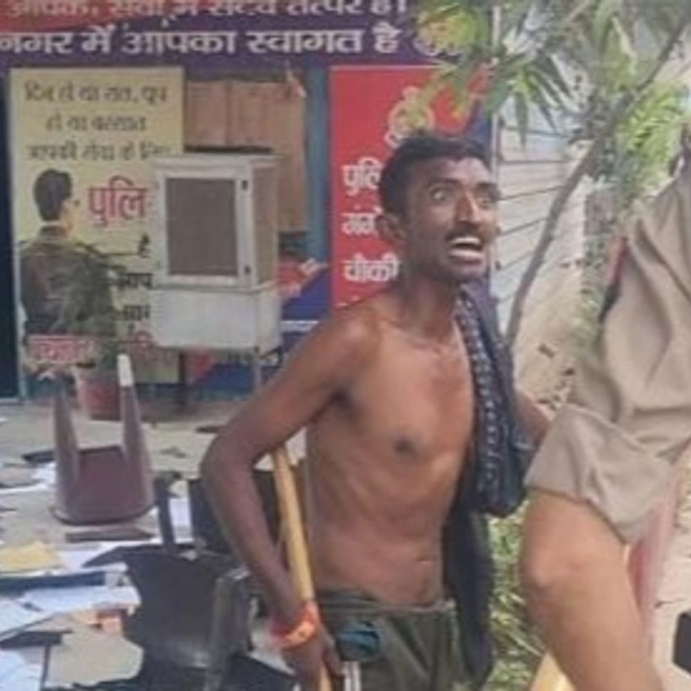 प्रयागराज में नशेड़ी युवक पुलिस चौकी में घुसा:सरकारी फाइलें-कुर्सियां फेंकी, मंत्री और पुलिस को दीं गालियां; लोगों को लाठी लेकर दौड़ाया