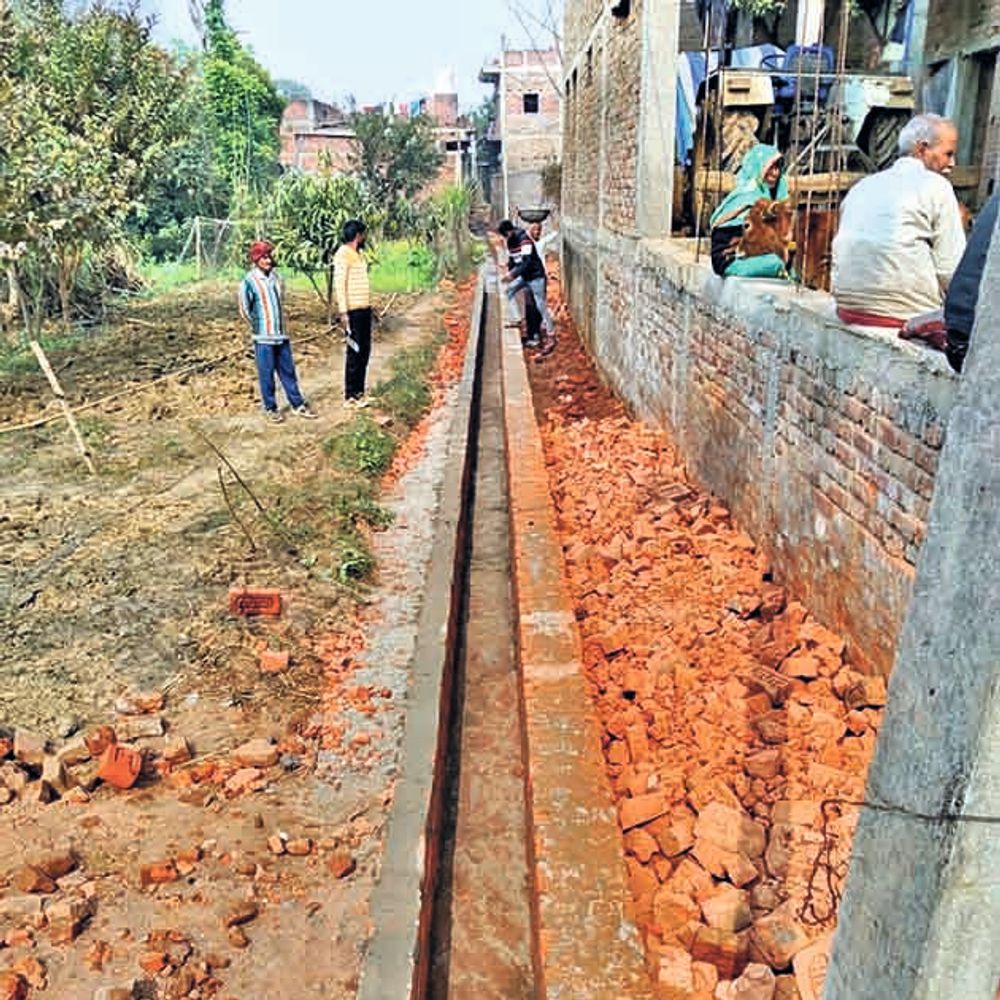 विकास कार्य जारी, पर नल-जल बेहाल व पंचायत भवन नहीं है