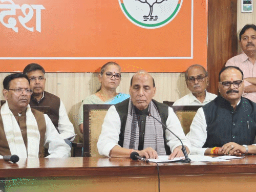 भाजपा मुख्यालय में मेयर सुषमा खर्कवाल को पीछे बैठाया:राजनाथ की पीसी में दूसरी पंक्ति में दिखीं मेयर, पार्टी नेताओं से नाराजगी के संकेत