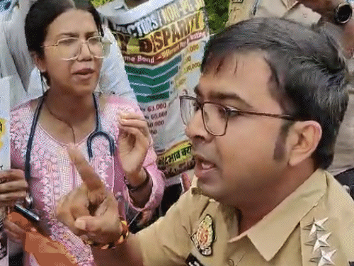 यूपी की बड़ी खबरें:लखनऊ में बॉन्डेड डॉक्टरों पर FIR, समान वेतन की मांग को लेकर किया था प्रदर्शन, 70-80 अज्ञात पर केस