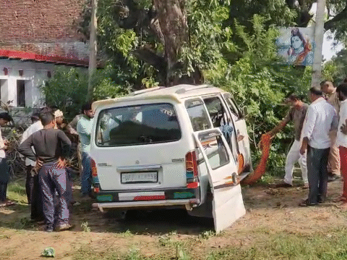 बुलंदशहर में परिवार के 5 लोगों की मौत:100 की स्पीड में कार पेड़ से टकराई, 3 की हालत गंभीर
