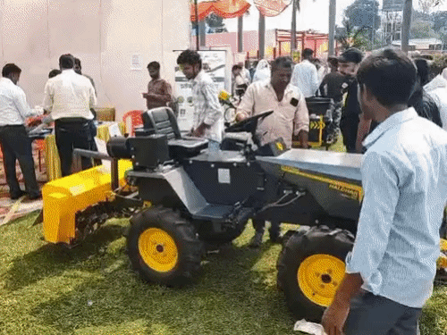 किसान मेले में ई-टैक्टर को देखने उमड़ी भीड़:मिलेट्स का रसगुल्ला-लाल भिंडी की चर्चा, हाईटेक उपकरण और उन्नत बीजों की जमकर खरीददारी