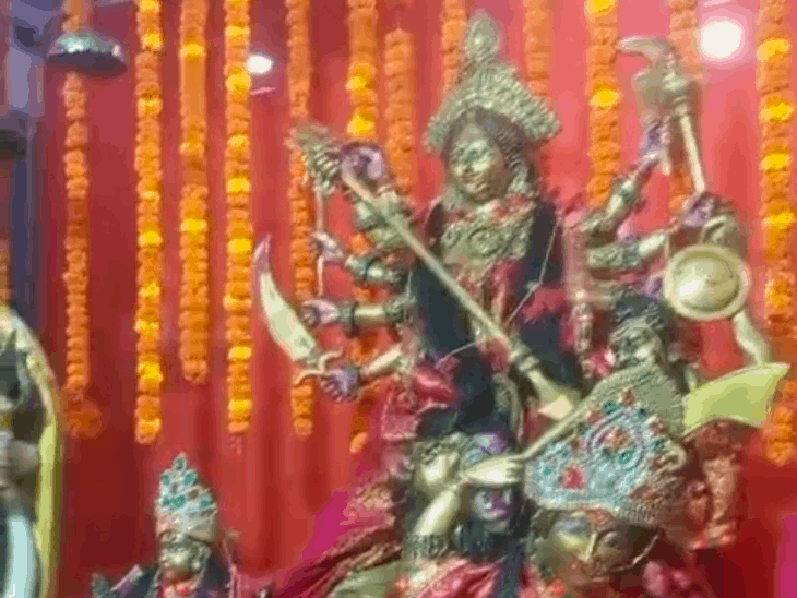 नवरात्र के छठे दिन मंदिरों में उमड़ी भक्तों की भीड़:बलिया में ब्रह्मबेला से शुरू हुआ दर्शन का सिलसिला, भक्तिमय हुआ माहौल