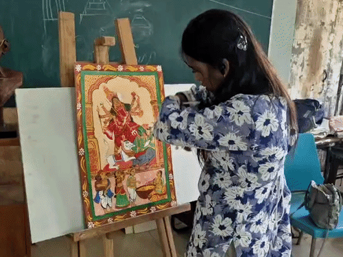 नवरात्रि स्पेशल: दोनों हाथ गंवाए, मुंह से ब्रश थामा:जापान तक पहुंची हेमा की पेंटिंग, बिना हाथों के बनाती है पेंटिग