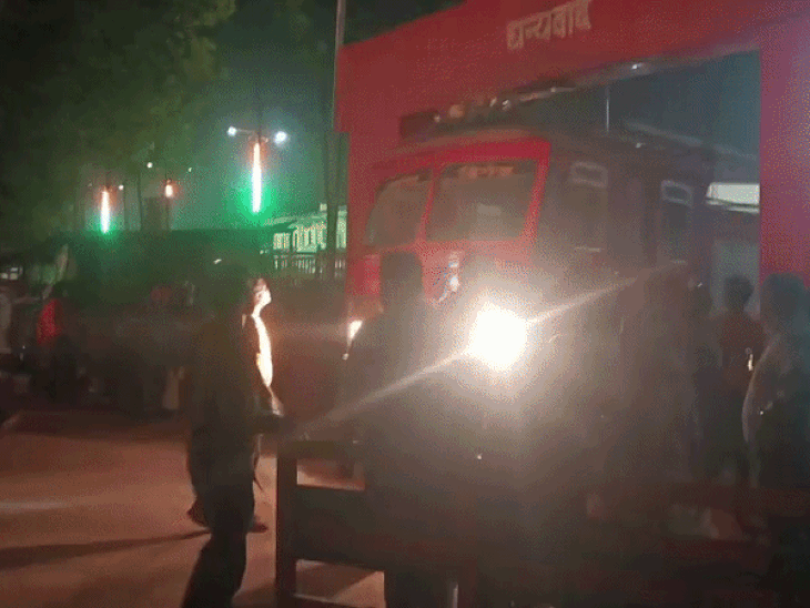 उमरिया जिला अस्पताल के कंट्रोल पैनल में लगी आग:मरीजों को वार्ड से बाहर निकाला; धुआं पूरे परिसर में फैला, फायर ब्रिगेड ने पाया काबू