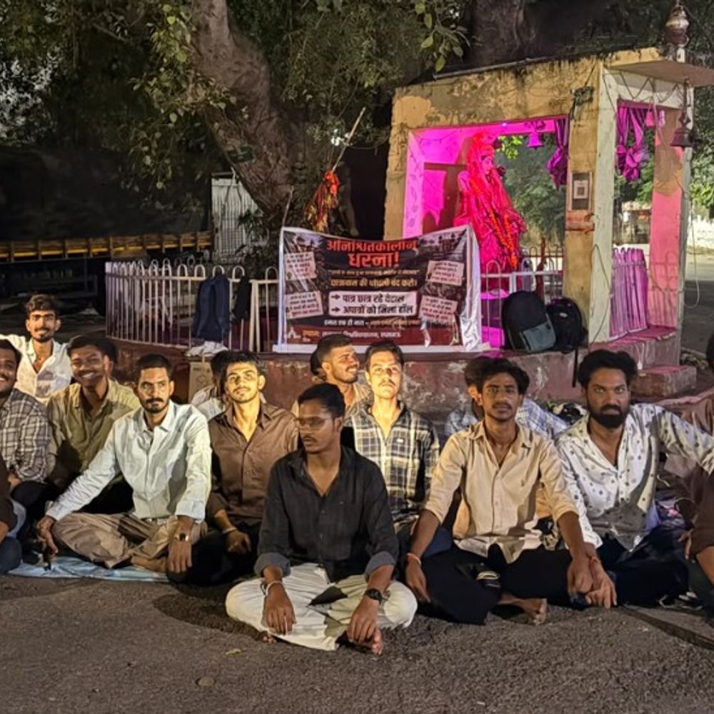 LU में हॉस्टल आवंटन के खिलाफ धरने पर बैठे छात्र:3 दिन से कर रहे हैं प्रदर्शन, पात्रों को मेरिट पर हॉस्टल देने की मांग