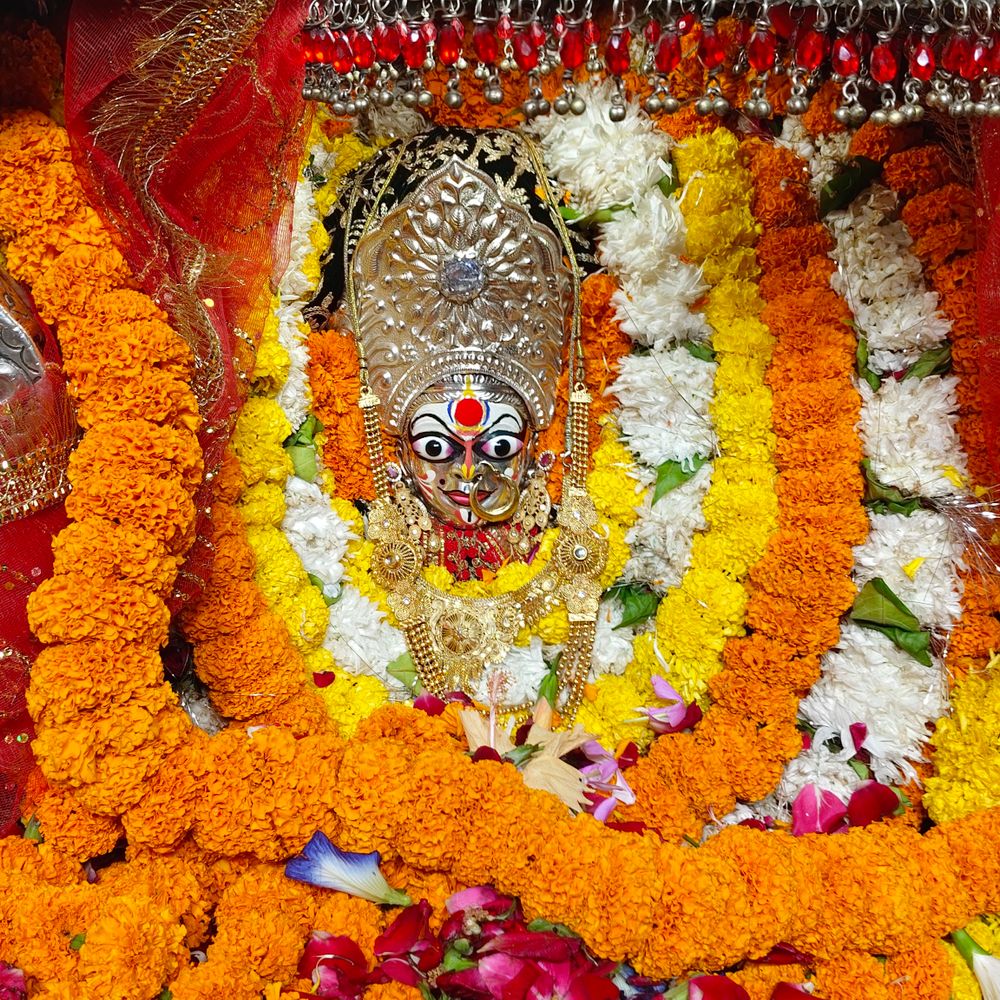 प्रतापगढ़ के बेल्हा देवी धाम में उमड़ी भक्तों की भीड़:शारदीय नवरात्र के सातवें दिन मां कालरात्रि के दर्शन को लगी लंबी कतारें