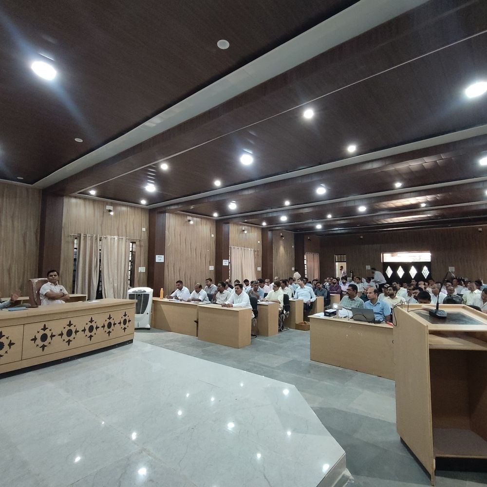 सलूंबर में सेक्टर अधिकारियों को ईवीएम संचालन का प्रशिक्षण दिया:मॉक पोल, मतदान केंद्रों की व्यवस्था की जानकारी दी, केंद्रों का भौतिक सत्यापन करने के निर्देश
