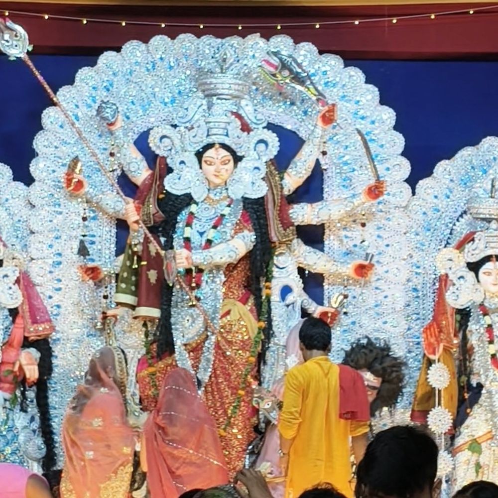 घोड़ासहन में महासप्तमी पर खुले मां दुर्गा के पट:आकर्षक सजावट और दूधिया रोशनी से जगमगाए पूजा पंडाल व बाजार