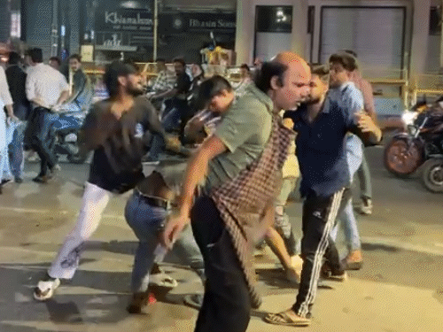 लखनऊ के हजरतगंज में दो पक्षों में मारपीट:सड़क पर दौड़ा-दौड़ाकर चले लात घूंसे, पुलिस के सामने भी नहीं डरे दबंग