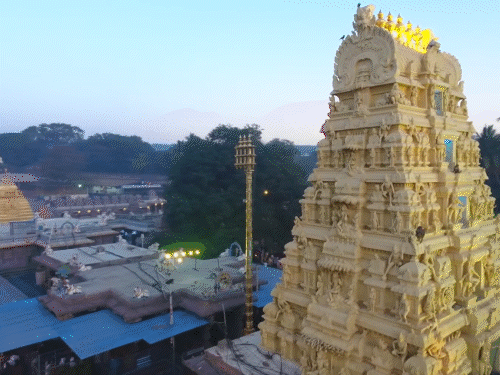 भ्रामराम्बा, रक्षा शक्ति का रूप:साल में एक दिन देवी के चेहरे से हटता है सोने का कवच, पुजारी साड़ी पहनकर करता है विशेष आरती