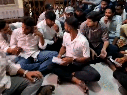 बीपीएड-एमपीएड काउंसिलिंग स्थगित अगली तारीख घोषित नहीं:छात्रों ने उठाए थे प्रवेश प्रक्रिया पर सवाल, कुलपति ऑफिस के सामने दिया था धरना