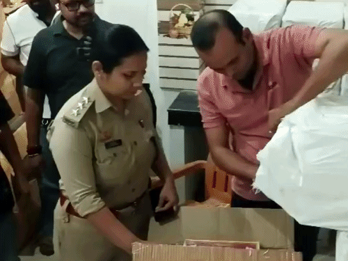 वाराणसी पुलिस की अवैध पटाखा भंडारण पर बड़ी कार्रवाई:कैंट में 20 कुंतल तो कोतवाली 10 में अवैध माल बरामद, जड़ी-बूटी के आड़ में कारोबार