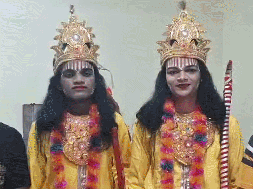 दादा-पिता के बाद बेटे भी बने राम-लक्ष्मण:रायपुर की 89 साल पुरानी रामलीला, बच्चे से लेकर 70 साल के बुजुर्ग एक मंच पर