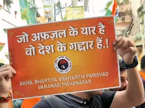 काशी विद्यापीठ में ABVP की तिरंगा यात्रा:जो अफजल के यार है देश के गद्दार है के लगाए नारे