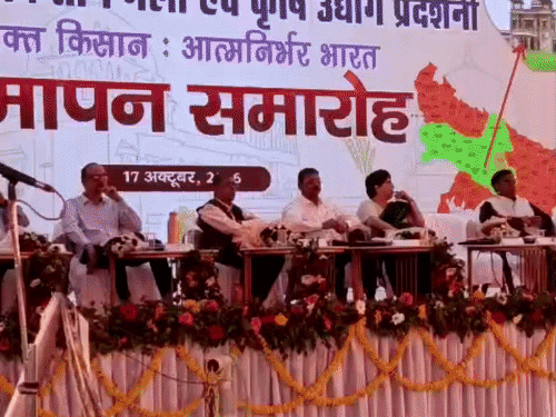 CSA किसान-मेले में समापन से पहले ही हटने लगे स्टॉल:मंच पर बैठे रहे अतिथि, डेरी डिपार्टमेट के हेड ने रोका फिर भी नहीं रुके